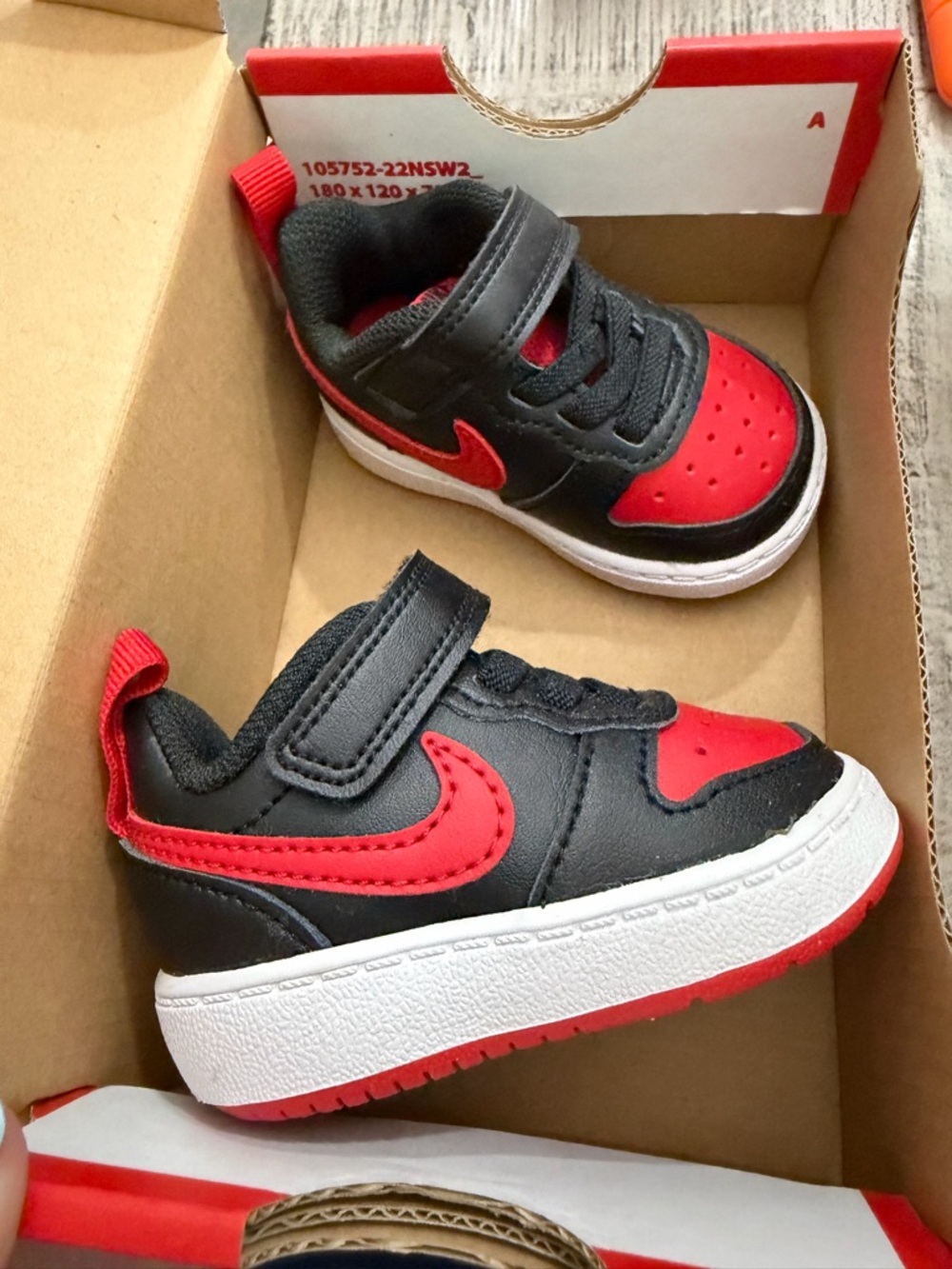 Nike Kids Black and Red Low-Top Sneakers with Hook-and-Loop Strap